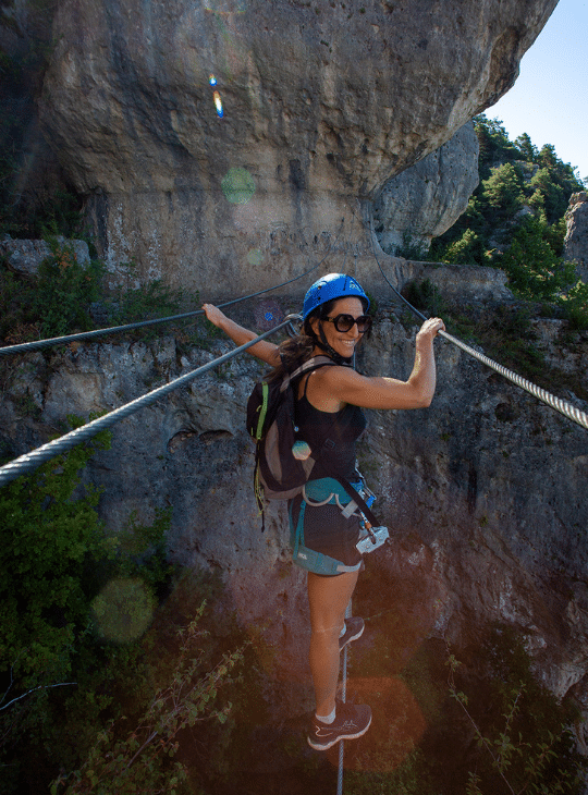 femme sur pont nepalais via ferrata