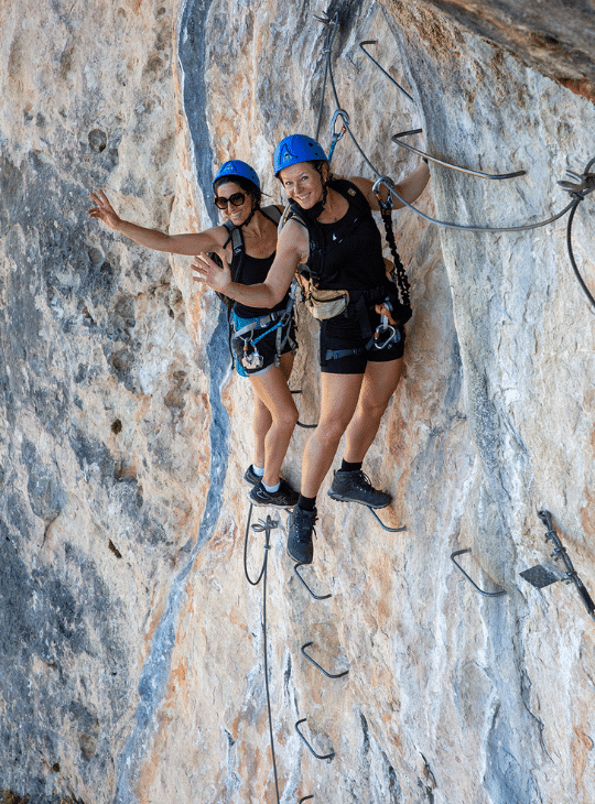 femmes contentes via ferrata